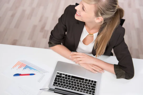 Zakenvrouw op het werk — Stockfoto