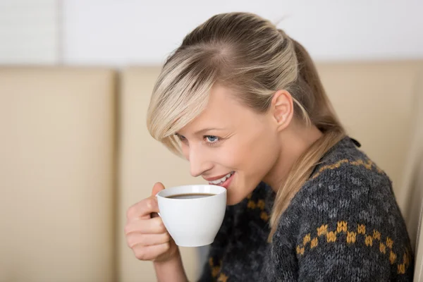 Femme souriante avec une tasse de café — Photo