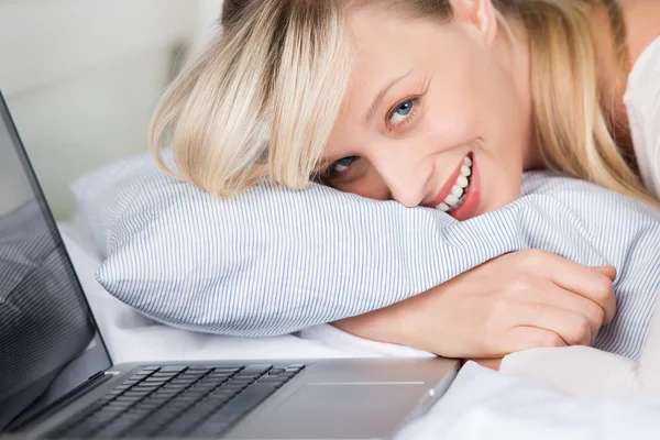 Woman with laptop — Stock Photo, Image