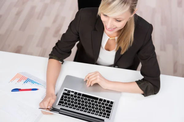 Vrouw aan het werk — Stockfoto