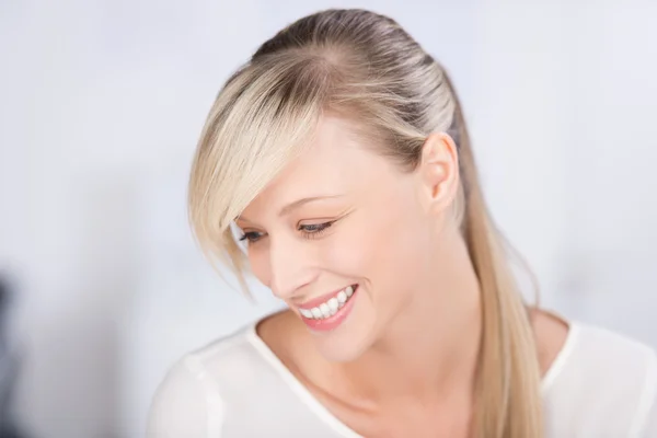Skrattar blond kvinna — Stockfoto