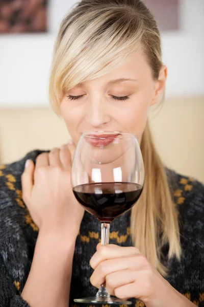 Schöne blonde Frau genießt ein Glas Wein — Stockfoto