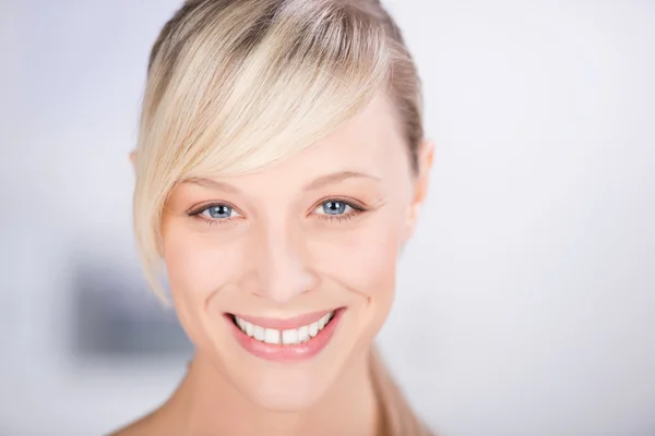 Smiling beautiful woman — Stock Photo, Image
