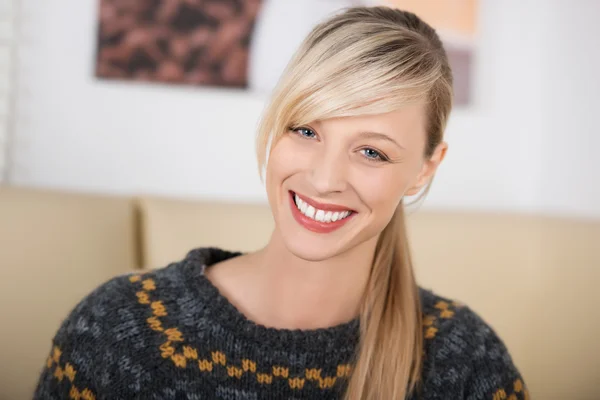 Retrato de uma mulher loira bonita e sedutora — Fotografia de Stock