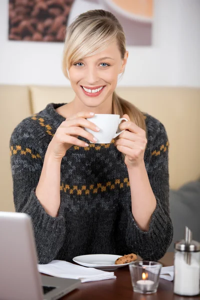 Bir kahve içme gülümseyen güzel sarışın kadın — Stok fotoğraf
