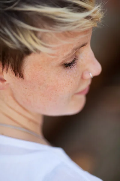 Nahaufnahme einer jungen Frau mit Nasenpiercing — Stockfoto