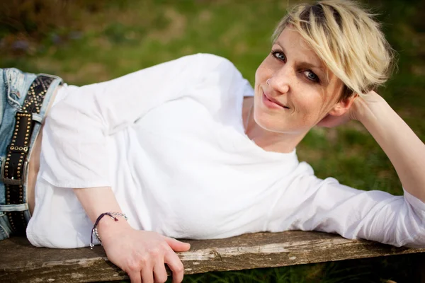 Young Woman Relaxing On Wooden Bench — Stock Photo, Image