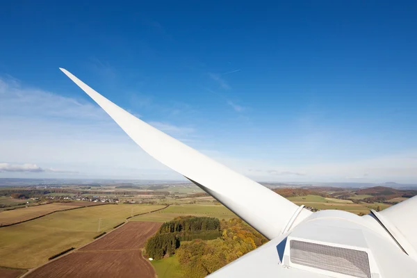 青い空を背景に風車の白い刃 — ストック写真