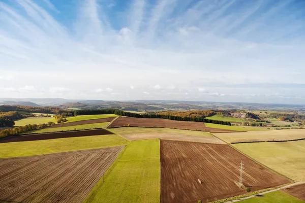 Campo contra céu nublado — Fotografia de Stock