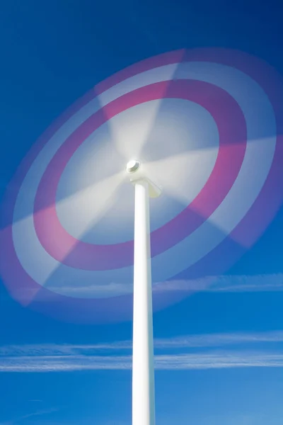 Windmühle in Bewegung gegen den Himmel — Stockfoto