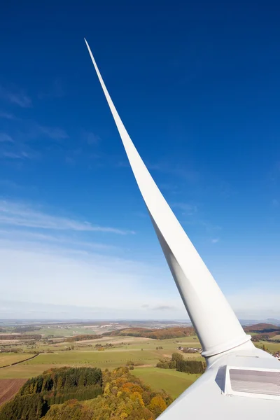 La hoja blanca de la turbina de viento contra el cielo azul — Foto de Stock