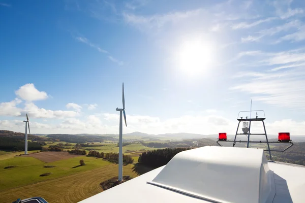 Luces de obstrucción y molinos de viento en un día soleado — Foto de Stock