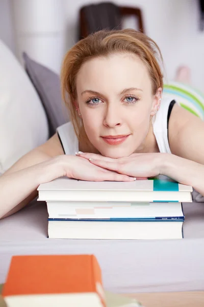 Jonge vrouw met kin op haken — Stockfoto