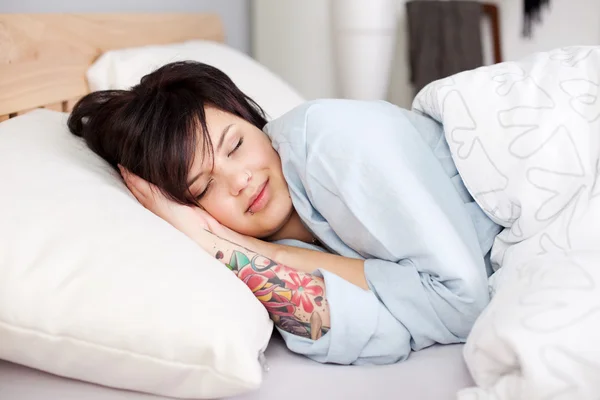 Mujer durmiendo en la cama — Foto de Stock