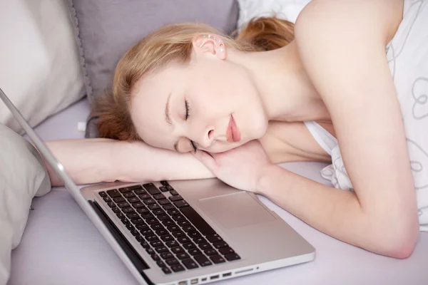 Женщина с ноутбуком спит в постели — стоковое фото