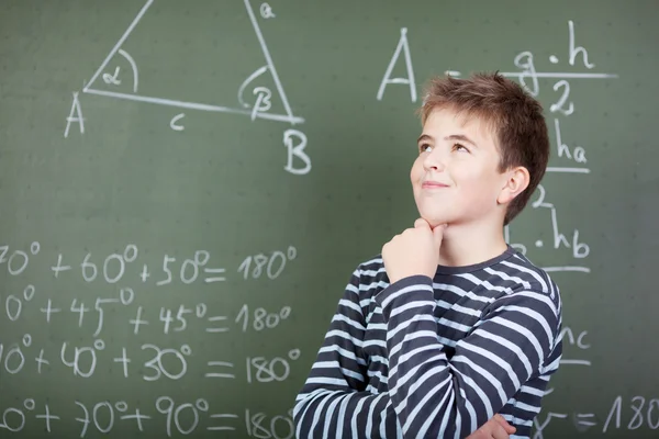 Schüler steht neben Tafel — Stockfoto