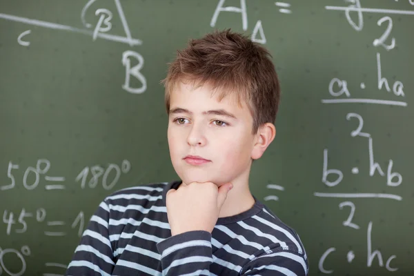 Jonge schooljongen denken over iets — Stockfoto