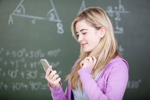 Student liest SMS auf Handy — Stockfoto