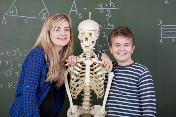 Students with a skeleton — Stock Photo, Image