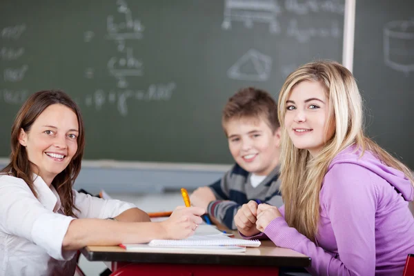 Insegnante e studenti — Foto Stock