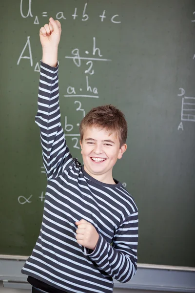 Estudante masculino com mão levantada comemorando o sucesso — Fotografia de Stock