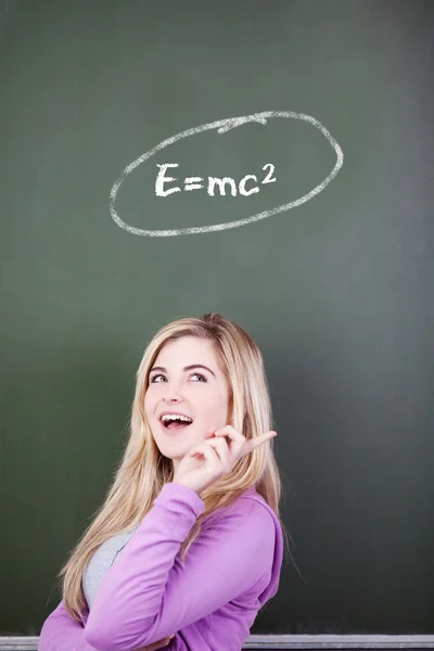 Mädchen schaut mit mathematischer Formel auf Kreidetafel auf — Stockfoto