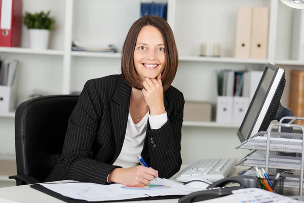 Porträt einer schönen Geschäftsfrau bei der Arbeit — Stockfoto