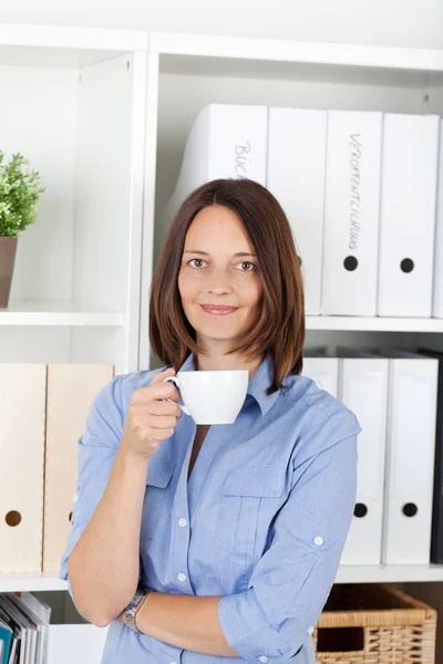 Empresária segurando xícara de café no escritório — Fotografia de Stock