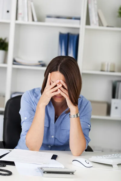 Traurige Geschäftsfrau sitzt am Schreibtisch — Stockfoto