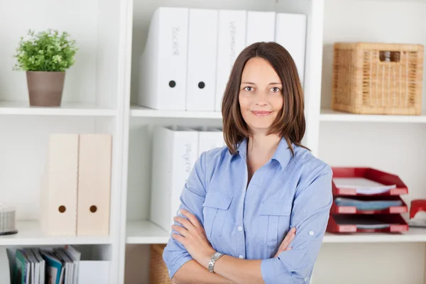 Confident Businesswoman With Arms Crossed In Office — Stock Photo, Image