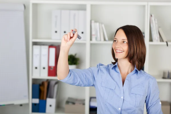 Empresária feliz escrevendo na tela invisível — Fotografia de Stock