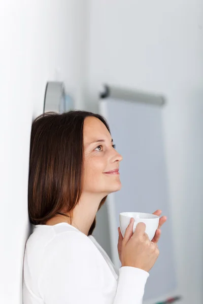 Vacker ung kvinna med kaffe ans leende — Stockfoto