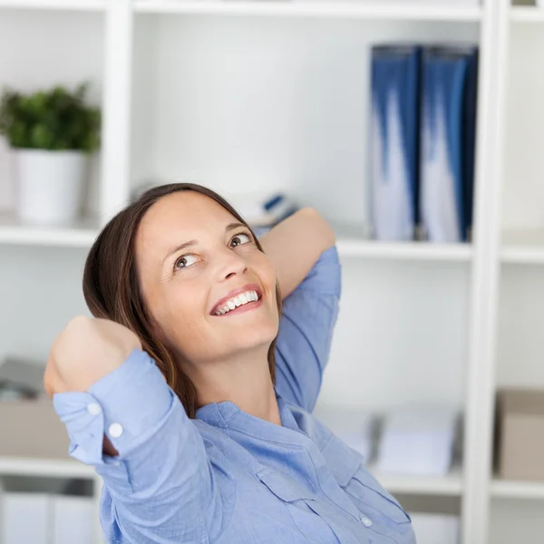 Businesswoman With Hands Behind Head Looking Away — Stock Photo, Image