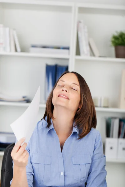 Geschäftsfrau fächert sich mit Papieren auf — Stockfoto