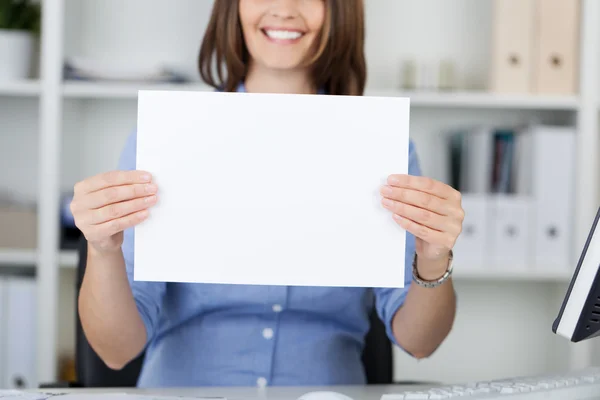 Kobieta wyświetlania bank papieru w biurze — Zdjęcie stockowe