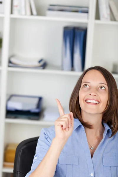 Businesswoman Pointing While Looking Up — Stock Photo, Image