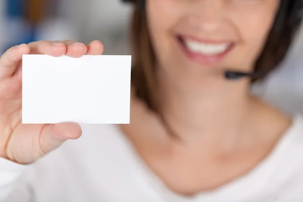 Empresaria sosteniendo tarjeta de visita en blanco —  Fotos de Stock