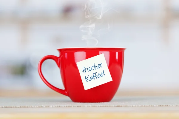 Heiße Kaffeetasse mit Tag auf dem Tisch — Stockfoto