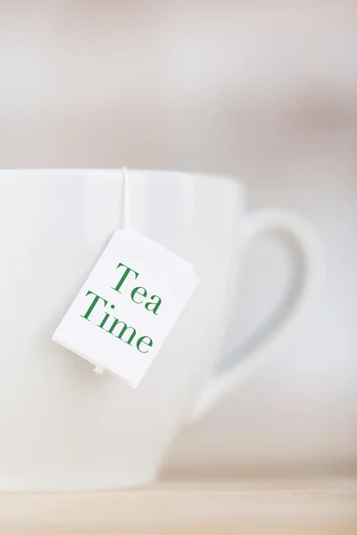 Taza de té Wit Tag Of Tea Time On It —  Fotos de Stock