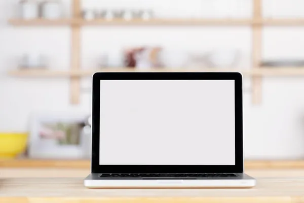 Laptop mit leerem Bildschirm auf der Küchentheke — Stockfoto