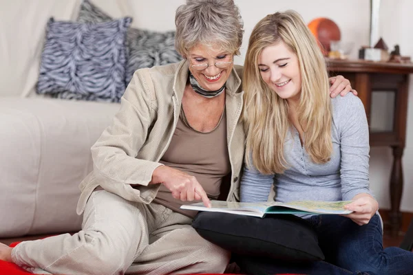 Grandmother and granddaughter reading a book — Stock Photo, Image