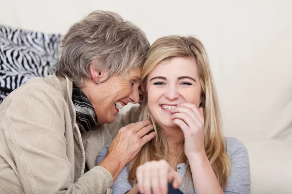 Nonna e nipote ridacchiano insieme — Foto Stock