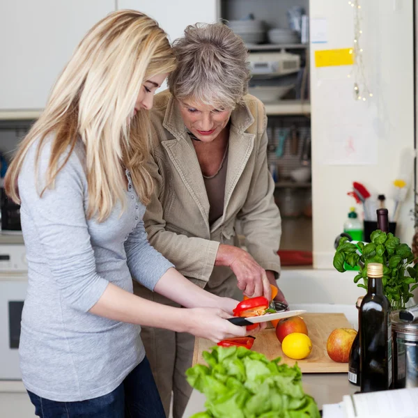 Nonna e sua nipote in cucina — Foto Stock