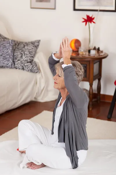 Seniorin hebt die Hände über dem Kopf — Stockfoto