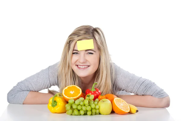 Glückliches Teenager-Mädchen mit Obst und Gemüse — Stockfoto