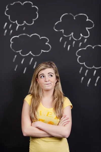 Skeptický dospívající dívka při pohledu na dešťové mraky — Stock fotografie