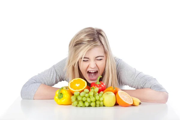 Irritado adolescente menina gritando na frente de frutas — Fotografia de Stock
