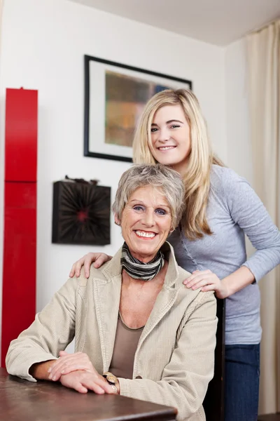 Adolescente chica con abuela en casa —  Fotos de Stock