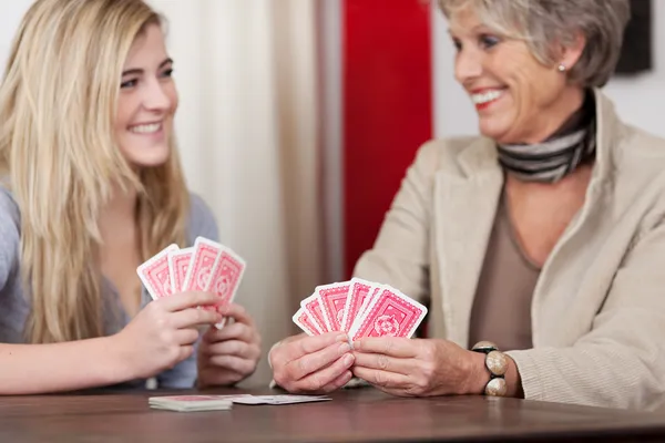 Grand-mère et petite-fille jouant aux cartes — Photo