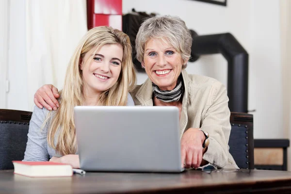 Grand-mère et petite-fille avec ordinateur portable — Photo